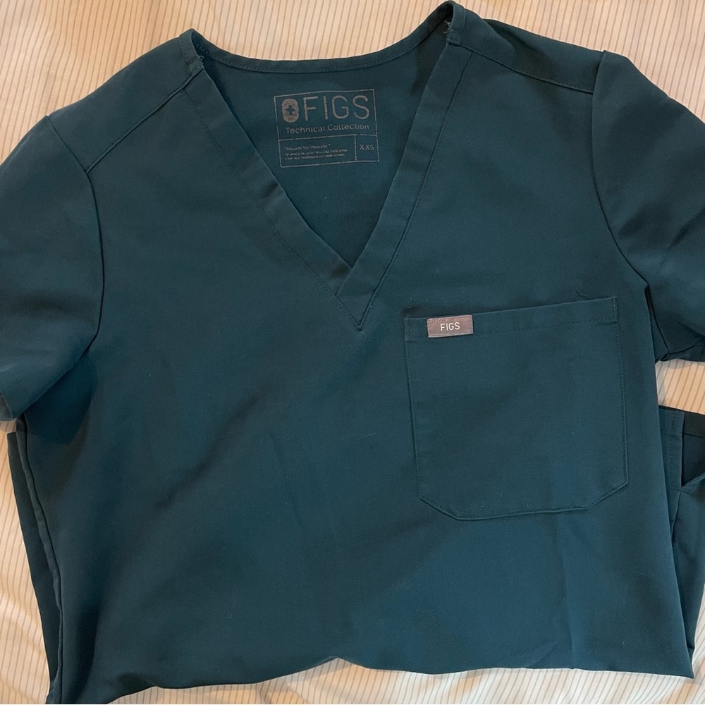 Figs scrub top in Caribbean blue